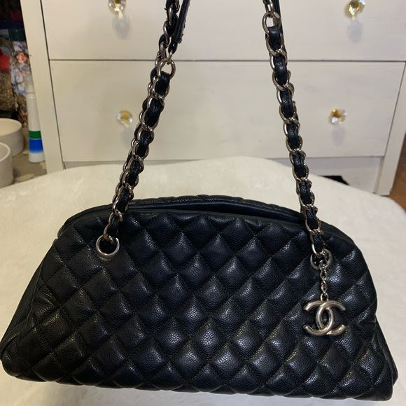 CHANEL Handbags - Authentic Chanel chain shoulder bag.